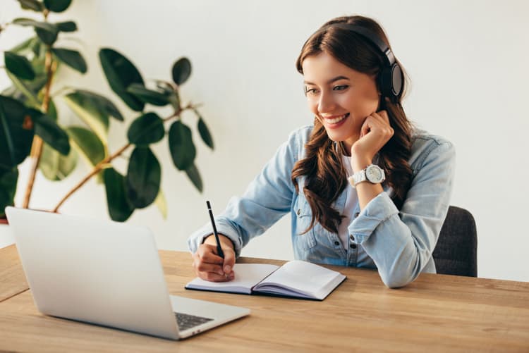 Young woman sitting in front of a laptop