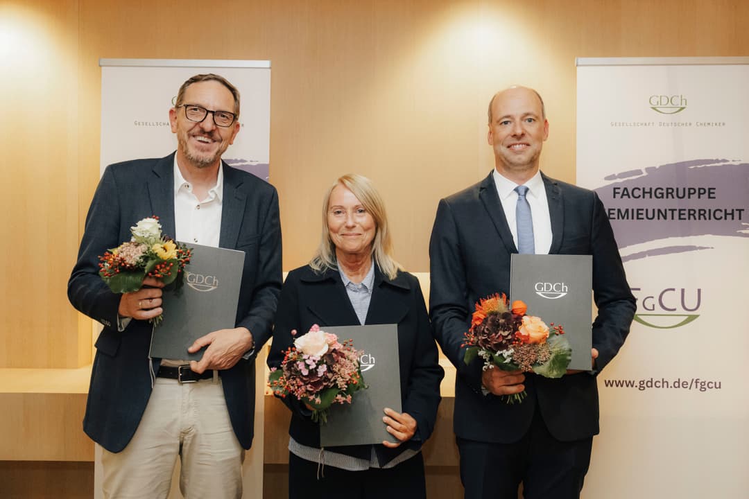 Foto der FGCU-Preisträger:innen 2025: Dr. Erhard Irmer, Susanne Grammel und Prof. Dr. Stefan Schwarzer