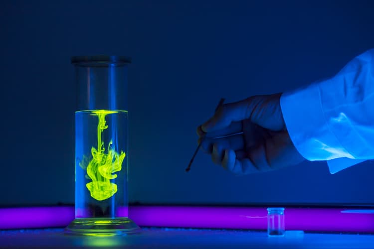 Fluoreszierende Flüssigkeit in einem Kolben