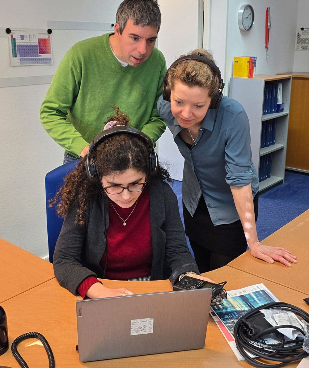 Am Praktikantinnenschreibtsich in der Redaktion