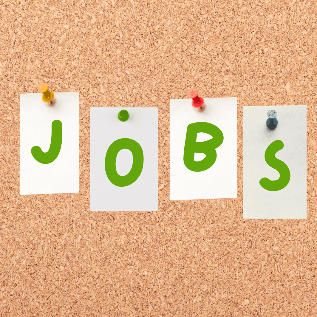 Vier weiße Zettel mit grünen Buchstaben J, O, B, S an einer Korkwand befestigt