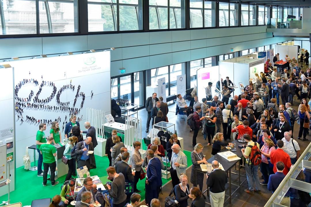 Viele Menschen a einem GDCh-Informationsstand während einer Tagung