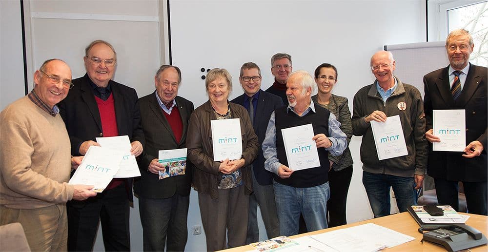 Übergabe der MINT-Urkunden an den SEC-Arbeitskreis Schule Bildung Beruf